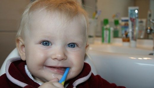 赤ちゃんの乳歯が生え始めの歯磨きの方法、おすすめ歯ブラシと歯磨き粉ジェルも紹介